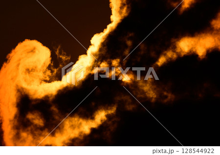 夕焼けで染まる積乱雲 128544922