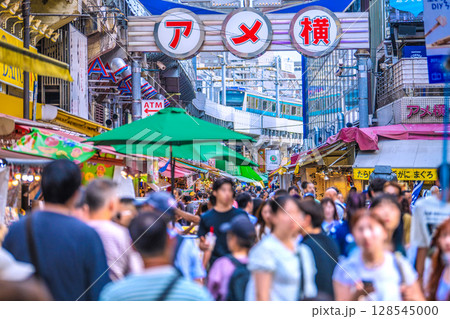 日本の東京都市景観 XFG株…台風一過…インバウンド続く…外国人観光客らで賑わうアメ横＝7月17日 128545000