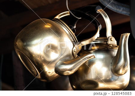 小金に輝くやかん 128545083