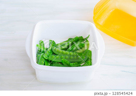 レンジ加熱したサヤエンドウ レンジ加熱したサヤエンドウ 128545424