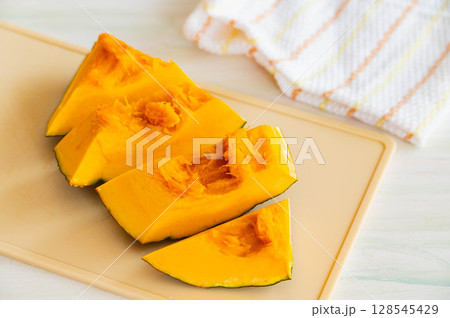 カットしたカボチャ カットしたカボチャ 128545429