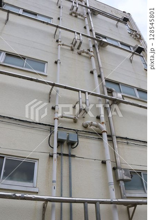 壁に設置された配管 128545801