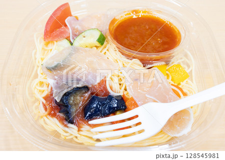 コンビニの美味しい生ハムと夏野菜の冷製パスタ 128545981