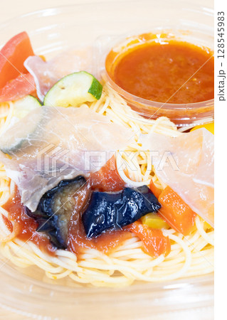 コンビニの美味しい生ハムと夏野菜の冷製パスタ 128545983