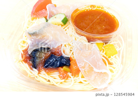 コンビニの美味しい生ハムと夏野菜の冷製パスタ 128545984