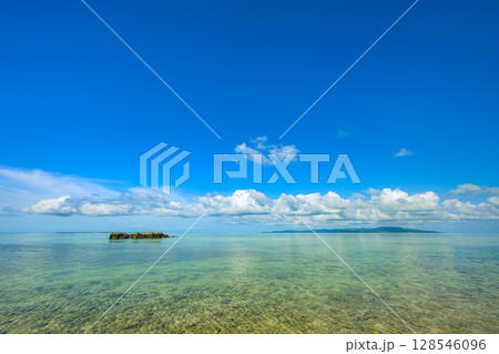 沖縄、竹富島 コンドイ浜で眺める透明度抜群の遠浅の海と空 沖縄、竹富島 コンドイ浜で眺める透明度抜群の遠浅の海と空 128546096