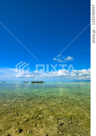 沖縄、竹富島 コンドイ浜で眺める透明度抜群の遠浅の海と空 沖縄、竹富島 コンドイ浜で眺める透明度抜群の遠浅の海と空 128546097