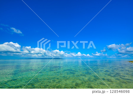 沖縄、竹富島　透明度抜群のコンドイ浜で見る南国の絶景 128546098