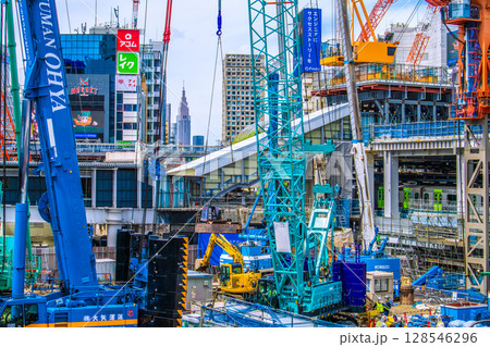 日本の東京都市景観巨大重機がズラリ…さよなら渋谷駅西口。ビルの解体が終わり本格的な建設工事へ=17日 日本の東京都市景観巨大重機がズラリ…さよなら渋谷駅西口。ビルの解体が終わり本格的な建設工事へ=17日 128546296