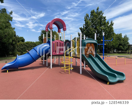 夏の公園：カラフルな遊具と青空 128546339