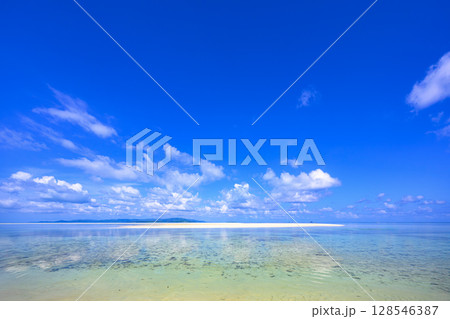 干潮時だけ姿を見せる幻の浜と透き通る海　沖縄、竹富島 128546387