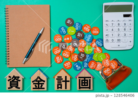 ノートと電卓とおもちゃのお金と財布と資金計画の文字 ノートと電卓とおもちゃのお金と財布と資金計画の文字 128546406