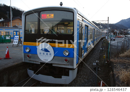 ［FJ］富士急行線6000系電車（特急ふじやま：大月⇔河口湖） 128546437