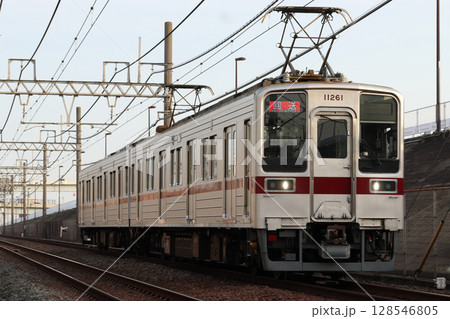 東武亀戸線向け回送列車：東武本線を上る10050系電車 128546805