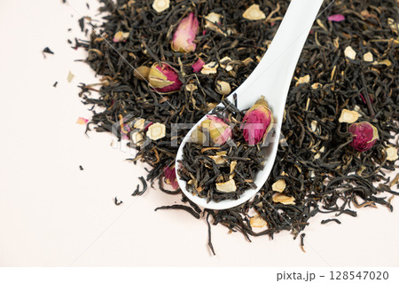 Black Tea Composition with Ginseng Pieces and Tea Roses. 128547020