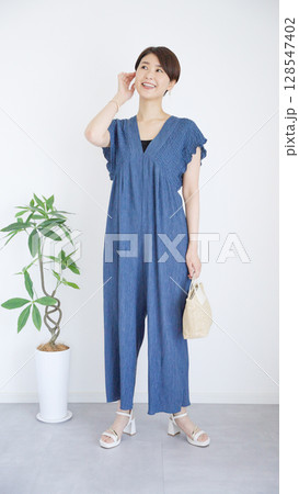 女性の夏服ファッションコーディネート全身 女性の夏服ファッションコーディネート全身 128547402