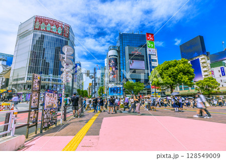 日本の東京都市景観枯山水撤去…渋谷のハチ公像脇に広い空間が誕生…インバウンド続く…＝7月17日 128549009
