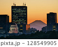 国会議事堂と夕暮れに浮かぶ富士山 128549905