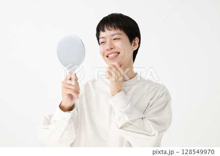 鏡を見る男性 鏡を見る男性 128549970