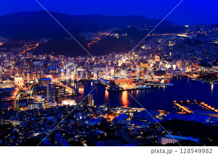【長崎県】稲佐山山頂展望台から見た長崎夜景 【長崎県】稲佐山山頂展望台から見た長崎夜景 128549982