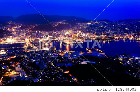 【長崎県】稲佐山山頂展望台から見た長崎夜景 128549983