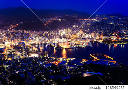 【長崎県】稲佐山山頂展望台から見た長崎夜景 【長崎県】稲佐山山頂展望台から見た長崎夜景 128549985