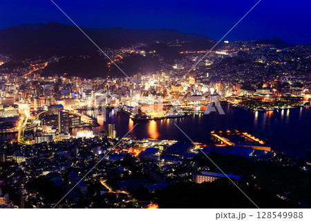 【長崎県】稲佐山山頂展望台から見た長崎夜景 【長崎県】稲佐山山頂展望台から見た長崎夜景 128549988