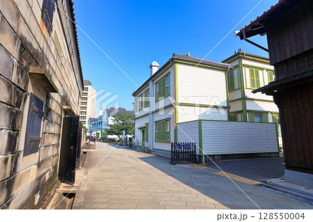 【長崎県】晴天下の長崎出島 128550004