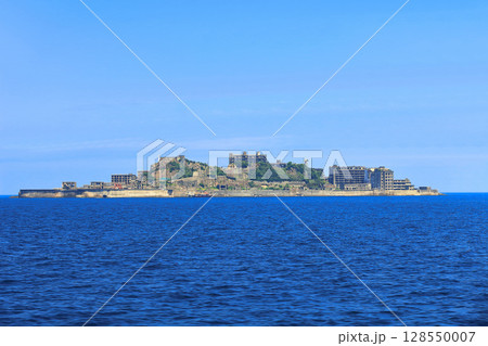 【長崎県】快晴の軍艦島（産業革命遺産の端島） 128550007