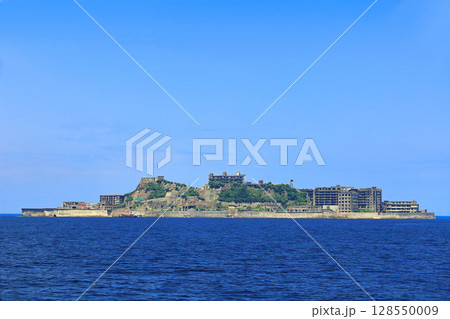 【長崎県】快晴の軍艦島（産業革命遺産の端島） 128550009