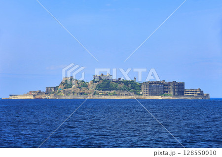 【長崎県】快晴の軍艦島（産業革命遺産の端島） 128550010
