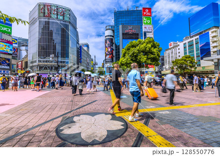 日本の東京都市景観枯山水撤去=左…渋谷のハチ公像脇に広い空間が誕生…インバウンド続く…=7月17日 日本の東京都市景観枯山水撤去=左…渋谷のハチ公像脇に広い空間が誕生…インバウンド続く…=7月17日 128550776
