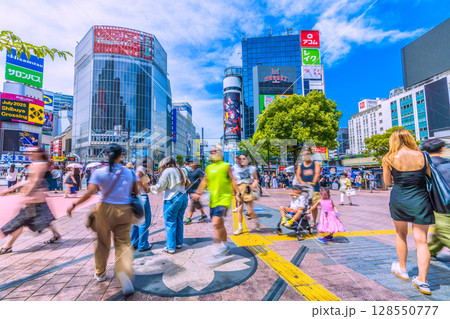日本の東京都市景観枯山水撤去=左…渋谷のハチ公像脇に広い空間が誕生…インバウンド続く…=7月17日 日本の東京都市景観枯山水撤去=左…渋谷のハチ公像脇に広い空間が誕生…インバウンド続く…=7月17日 128550777