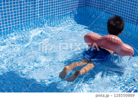 夏にプールで遊ぶ男の子_後ろ姿 128550989