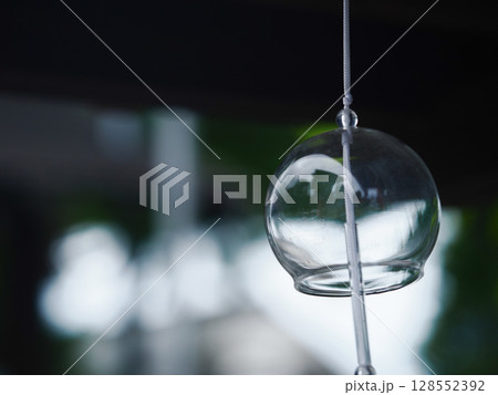 透明なガラス風鈴　夏の涼を感じる静かな風景 128552392