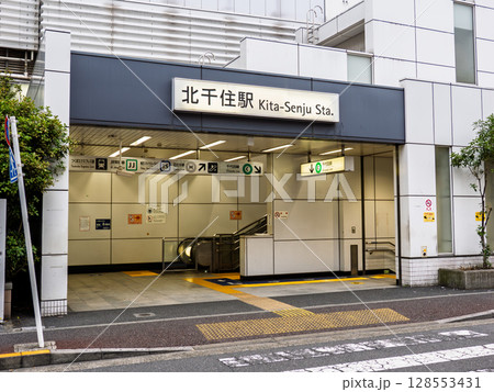 北千住駅 仲町出口の駅名表示部 128553431