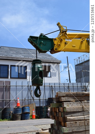 物を吊る産業用クレーン 128553661
