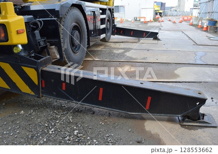 物を吊る産業用クレーン 128553662