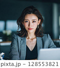 パソコンに向かうビジネスウーマン 128553821