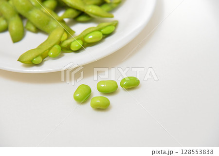 お皿に乗せた美味しい枝豆 お皿に乗せた美味しい枝豆 128553838