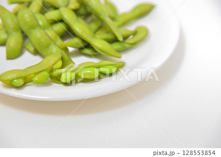 お皿に乗せた美味しい枝豆 お皿に乗せた美味しい枝豆 128553854