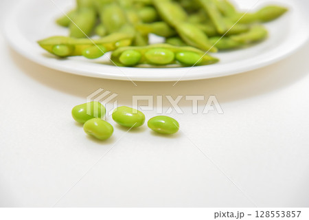 お皿に乗せた美味しい枝豆 128553857