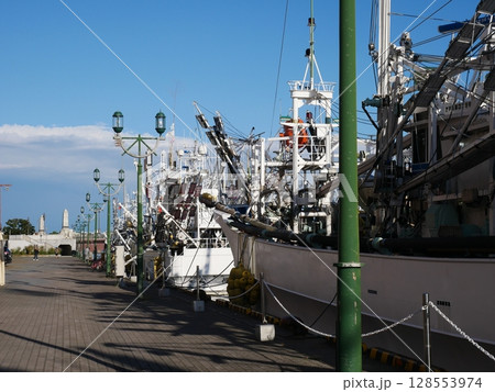 釧路川に停留する漁船 128553974