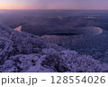 夜明け前の大浪の池　霧島山の冬 128554026