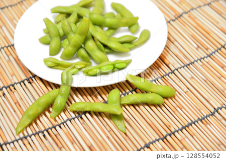 お皿に乗せた美味しい枝豆 お皿に乗せた美味しい枝豆 128554052
