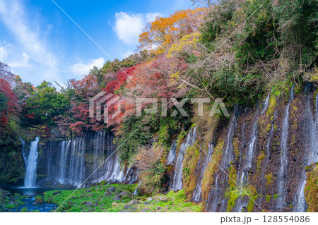 【紅葉素材】秋の富士宮市の白糸の滝・雲に見え隠れする富士山【静岡県】 128554086