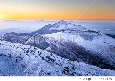 雪つもる霧島連山　高千穂の峰 128554119