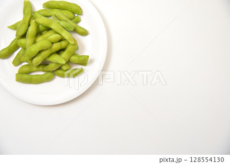お皿に乗せた美味しい枝豆 128554130