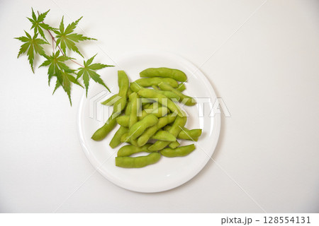 お皿に乗せた美味しい枝豆 お皿に乗せた美味しい枝豆 128554131