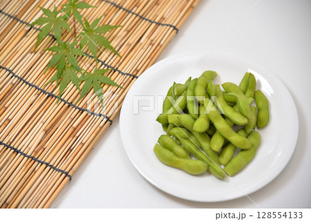 お皿に乗せた美味しい枝豆 128554133
